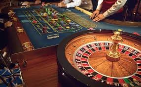 Tata letak meja Texas Poker di sabunqq menampilkan kartu komunal dan area taruhan